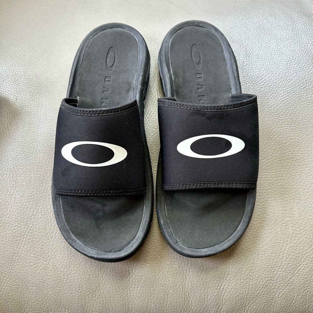 Men’s black Oakley size 10 flip-flop slider.